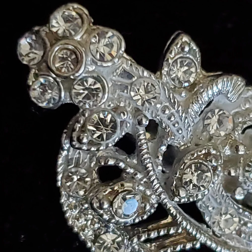 Vintage silvertone flower and leaf brooch with rhinestones